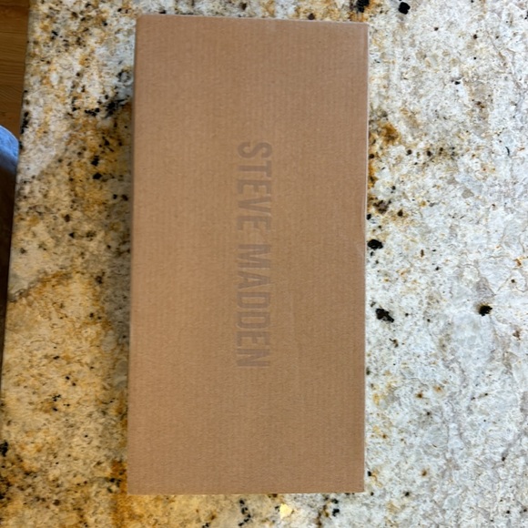 STEVE MADDEN STAYCATION SLIPPERS - Picture 5 of 6